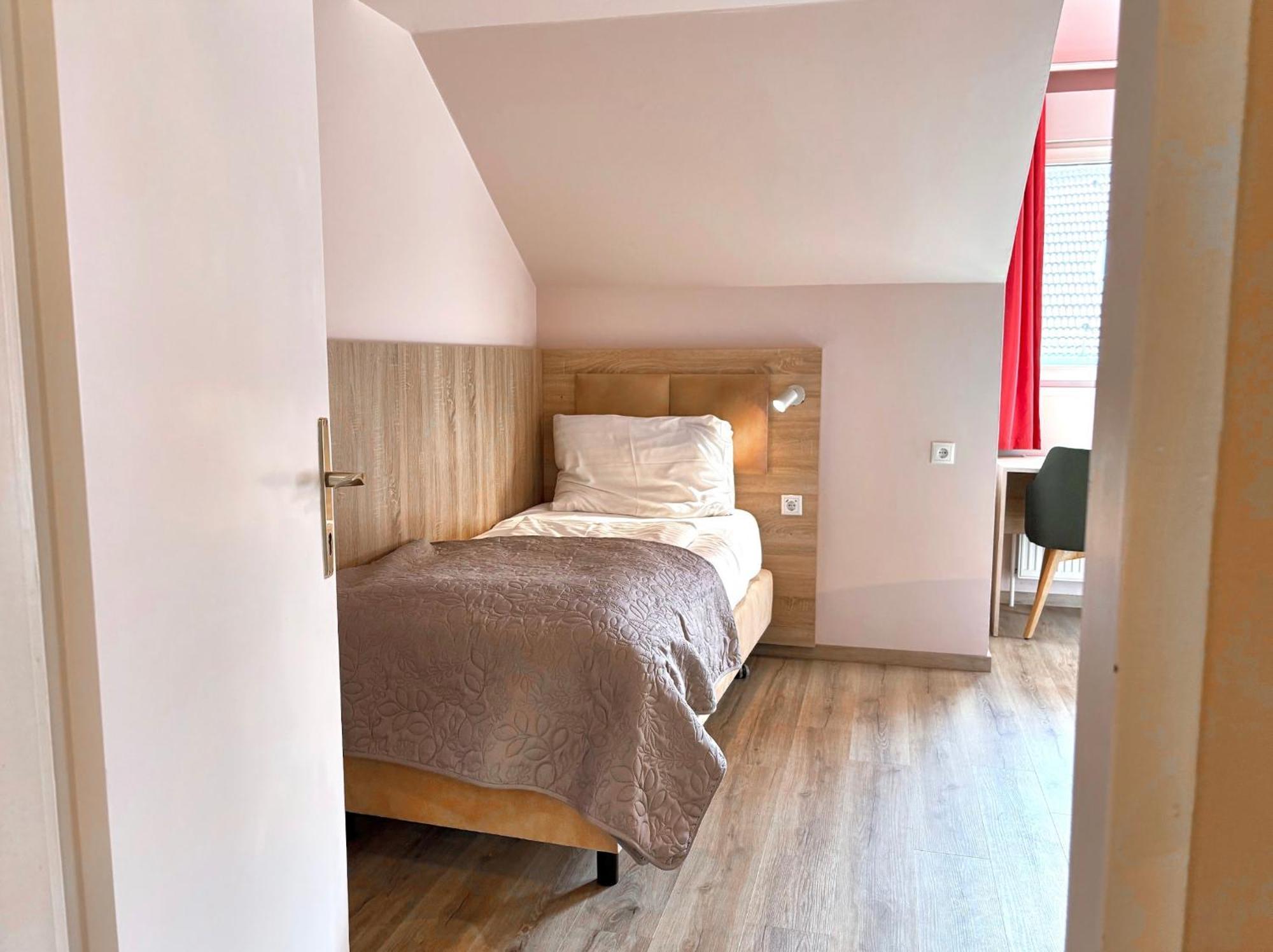 Dependance Rooms I 6 Mins To U6 Alser Strasse I Self Check In Apartment