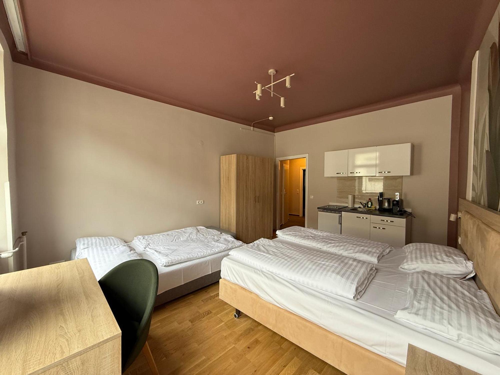 Dependance Rooms I 6 Mins To U6 Alser Strasse I Self Check In Apartment