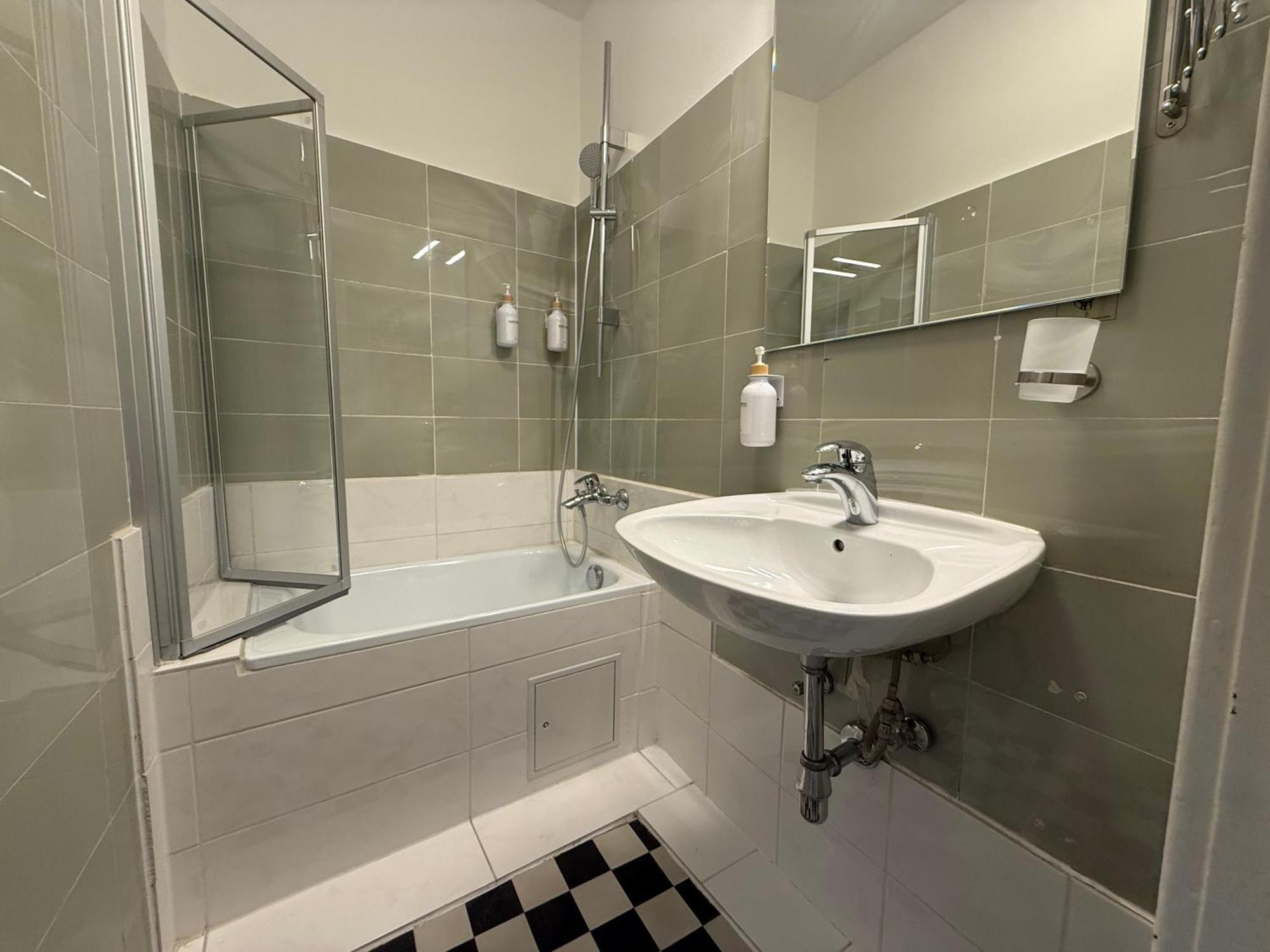 Dependance Rooms I 6 Mins To U6 Alser Strasse I Self Check In Apartment *