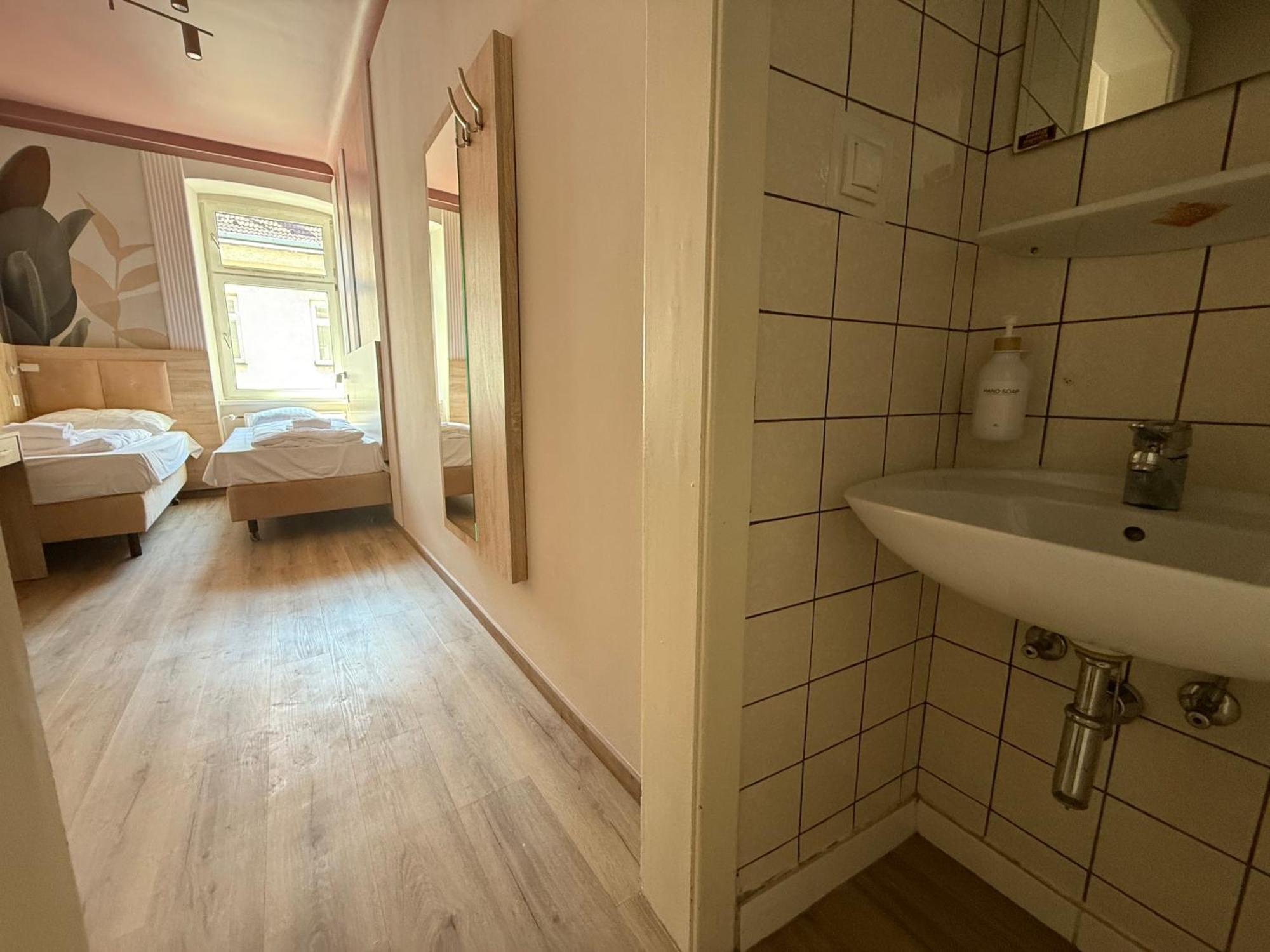 Dependance Rooms I 6 Mins To U6 Alser Strasse I Self Check In Apartment Wien
