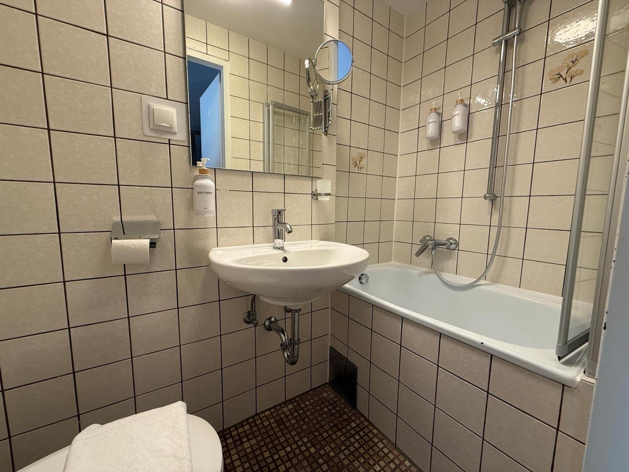 Apartment Dependance Rooms I 6 Mins To U6 Alser Strasse I Self Check In *