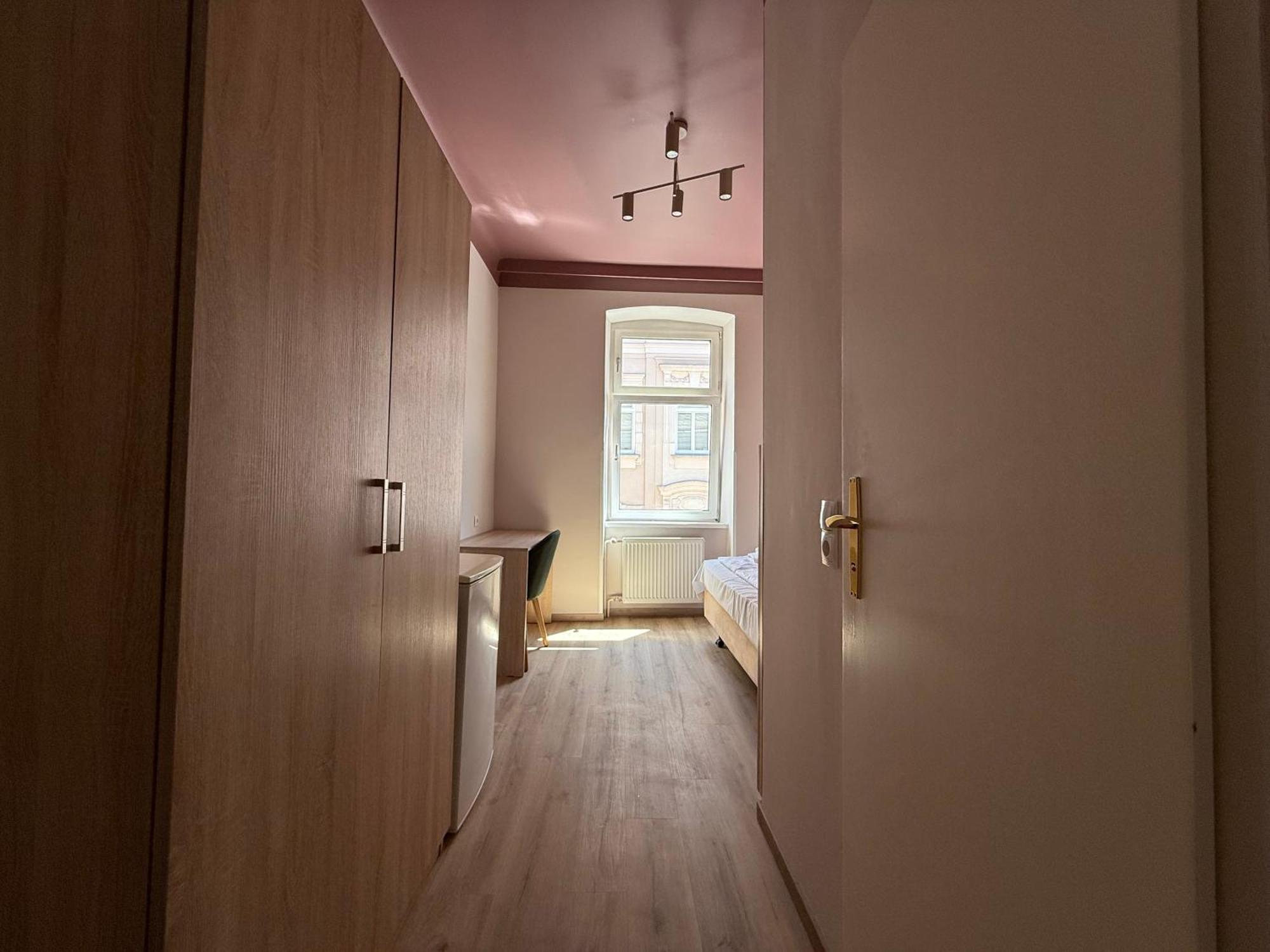 Dependance Rooms I 6 Mins To U6 Alser Strasse I Self Check In Apartment *